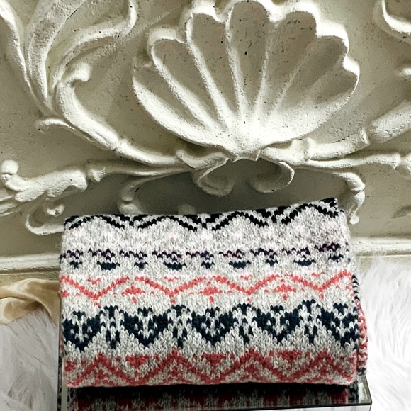 American Eagle Sweater Infinity Scarf NWOT - Picture 2 of 5